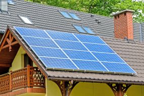 Abbildung Solarpaneele / Solarmodule auf privatem Dach